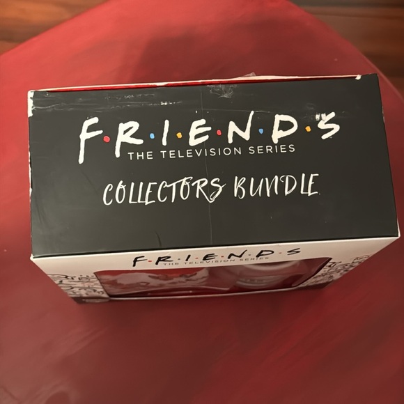 Friends The Television Series Collectors Bundle includes socks, mug & keychain - Picture 3 of 13